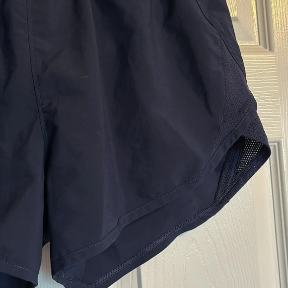 Unde Armour women’s blue lined loose fit athletic shorts size medium - Picture 3 of 8